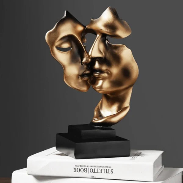 Escultura O Beijo de Ouro – Um Ícone de Amor e Elegância na Decoração